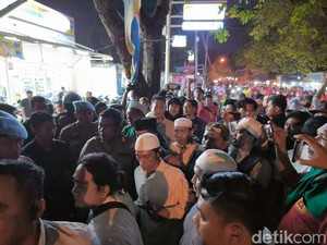 Ribuan Orang Demo Tolak Ceramah KH Imaduddin di Menganti Gresik