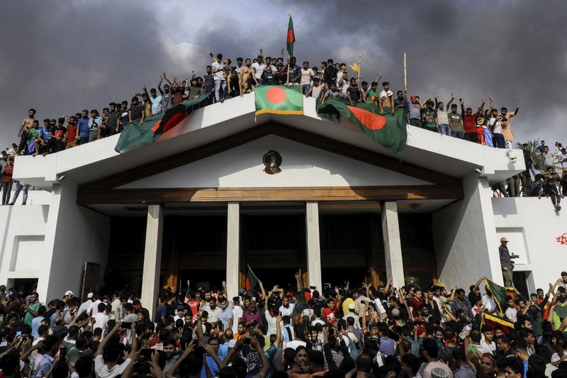 Foto udara ini menunjukkan pengunjuk rasa antipemerintah membakar museum peringatan Bangabandhu di daerah Dhanmondi di Dhaka pada tanggal 5 Agustus 2024. (AFP/FAHAD KAIZER) Foto udara ini menunjukkan pengunjuk rasa antipemerintah membakar museum peringatan Bangabandhu di daerah Dhanmondi di Dhaka pada tanggal 5 Agustus 2024. (AFP/FAHAD KAIZER)
