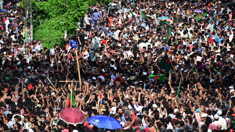 Foto udara ini menunjukkan pengunjuk rasa antipemerintah membakar museum peringatan Bangabandhu di daerah Dhanmondi di Dhaka pada tanggal 5 Agustus 2024. (AFP/FAHAD KAIZER)