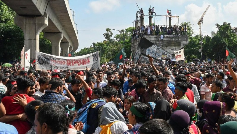 Foto udara ini menunjukkan pengunjuk rasa antipemerintah membakar museum peringatan Bangabandhu di daerah Dhanmondi di Dhaka pada tanggal 5 Agustus 2024. (AFP/FAHAD KAIZER)