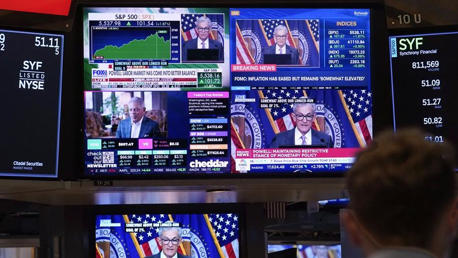 Deretan layar televisi di lantai Bursa Efek New York, memperlihatkan Ketua Federal Reserve Jerome Powell, Rabu, 31 Juli 2024. (AP/Richard Drew)