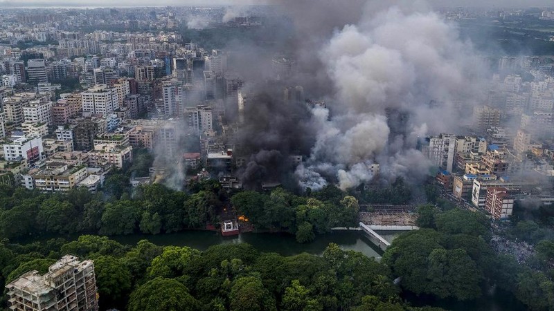 Foto udara ini menunjukkan pengunjuk rasa antipemerintah membakar museum peringatan Bangabandhu di daerah Dhanmondi di Dhaka pada tanggal 5 Agustus 2024. (AFP/FAHAD KAIZER)