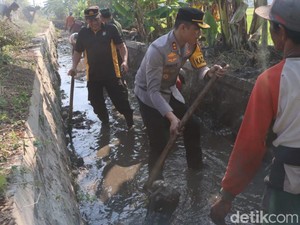 Aksi AKBP Davis Bantu Warga Pasuruan Bersihkan Saluran Irigasi