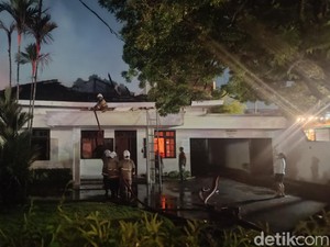 Detik-detik 2 Rumah Mewah di Jalan Gajah Mada Semarang Terbakar