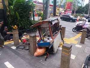 Pengendara CBR Tabrak Pedagang Lontong Sayur di Rasuna Said Jaksel