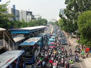 Lalin Mampang Arah Kuningan Jaksel Macet, Mobil-Motor Terobos Jalur TransJ