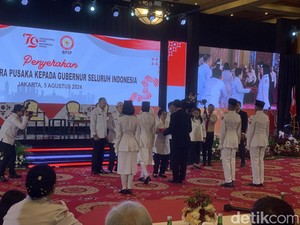 Megawati Serahkan Duplikat Bendera Pusaka ke Sultan HB X