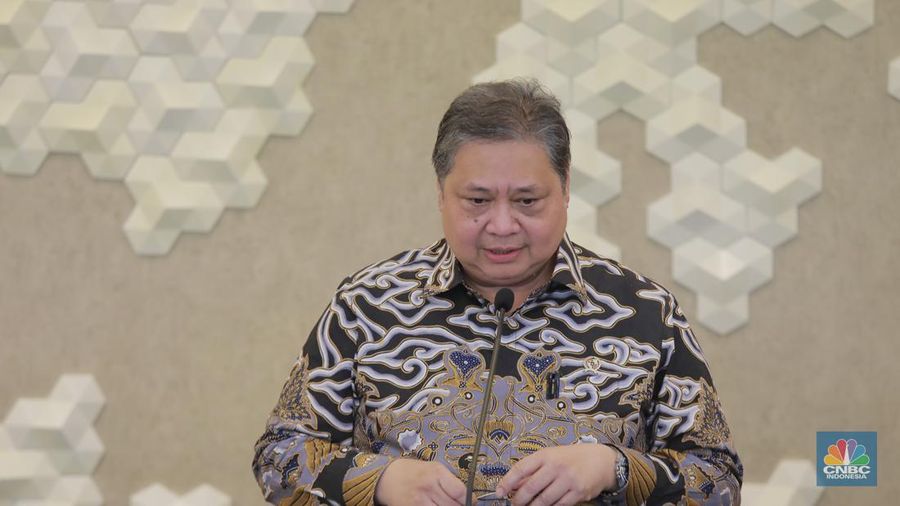 Menko Perekonomian Airlangga Hartarto memberi keterangan pers terkait Pertumbuhan Ekonomi Q2-2024 di Gedung Ali Wardhana, Menko Perekonomian, Jakarta, Senin, (5/8/2024). (CNBC Indonesia/ Muhammad Sabki)