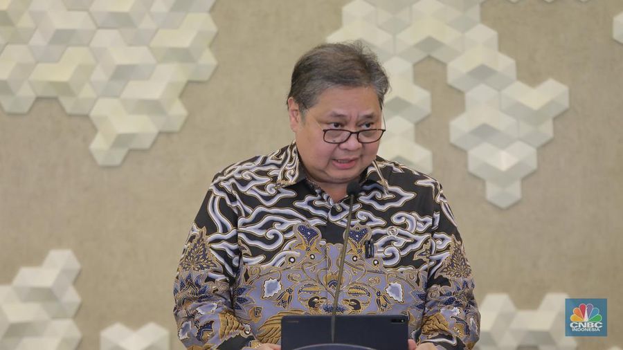 Menko Perekonomian Airlangga Hartarto memberi keterangan pers terkait Pertumbuhan Ekonomi Q2-2024 di Gedung Ali Wardhana, Menko Perekonomian, Jakarta, Senin, (5/8/2024). (CNBC Indonesia/ Muhammad Sabki)