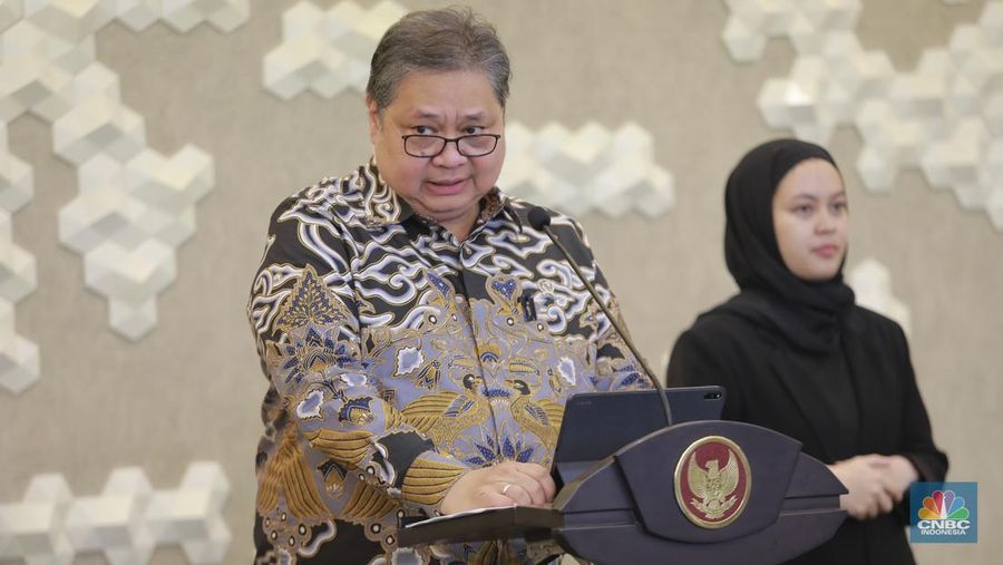Menko Perekonomian Airlangga Hartarto memberi keterangan pers terkait Pertumbuhan Ekonomi Q2-2024 di Gedung Ali Wardhana, Menko Perekonomian, Jakarta, Senin, (5/8/2024). (²©²ÊÍøÕ¾/ Muhammad Sabki)