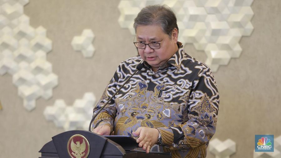 Menko Perekonomian Airlangga Hartarto memberi keterangan pers terkait Pertumbuhan Ekonomi Q2-2024 di Gedung Ali Wardhana, Menko Perekonomian, Jakarta, Senin, (5/8/2024). (²©²ÊÍøÕ¾/ Muhammad Sabki)