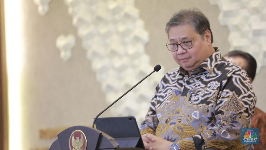 Menko Perekonomian Airlangga Hartarto memberi keterangan pers terkait Pertumbuhan Ekonomi Q2-2024 di Gedung Ali Wardhana, Menko Perekonomian, Jakarta, Senin, (5/8/2024). (CNBC Indonesia/ Muhammad Sabki)