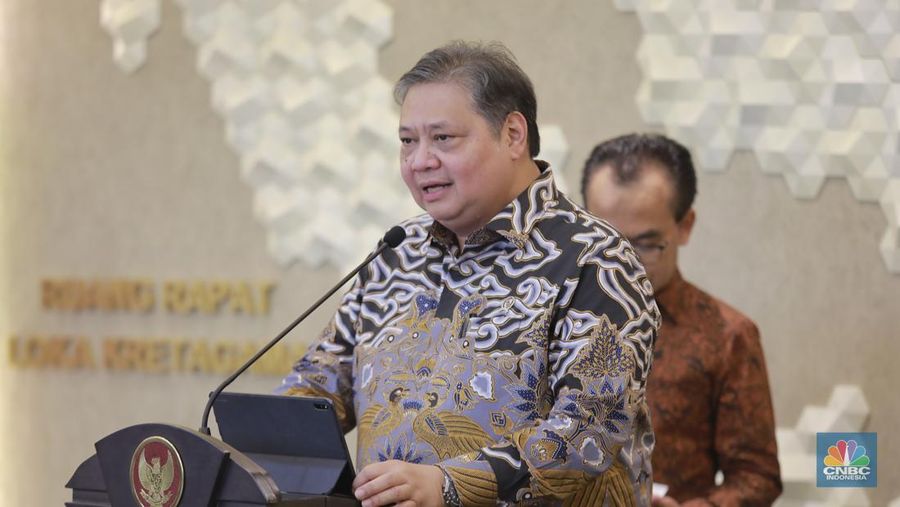 Menko Perekonomian Airlangga Hartarto memberi keterangan pers terkait Pertumbuhan Ekonomi Q2-2024 di Gedung Ali Wardhana, Menko Perekonomian, Jakarta, Senin, (5/8/2024). (CNBC Indonesia/ Muhammad Sabki)