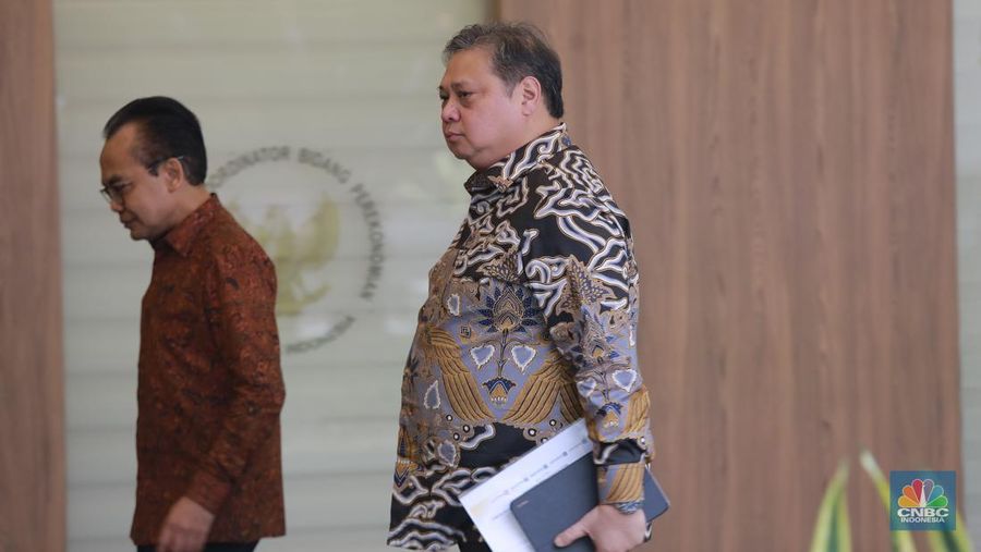 Menko Perekonomian Airlangga Hartarto memberi keterangan pers terkait Pertumbuhan Ekonomi Q2-2024 di Gedung Ali Wardhana, Menko Perekonomian, Jakarta, Senin, (5/8/2024). (CNBC Indonesia/ Muhammad Sabki)