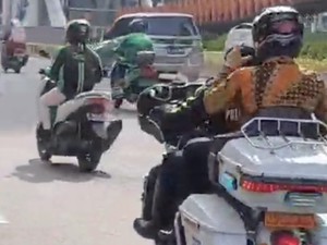 Aksi 2 Menteri Numpang Motor Patwal Gara-gara Kena Macet ke Istana