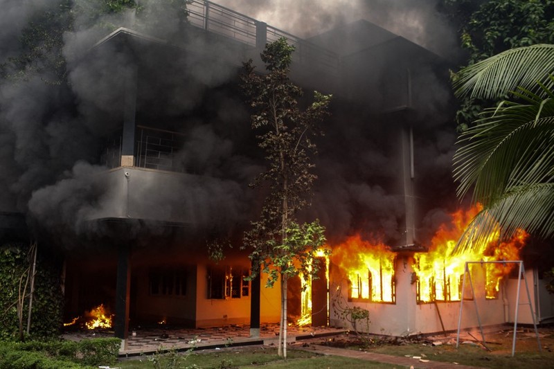 Foto udara ini menunjukkan pengunjuk rasa antipemerintah membakar museum peringatan Bangabandhu di daerah Dhanmondi di Dhaka pada tanggal 5 Agustus 2024. (AFP/FAHAD KAIZER) Foto udara ini menunjukkan pengunjuk rasa antipemerintah membakar museum peringatan Bangabandhu di daerah Dhanmondi di Dhaka pada tanggal 5 Agustus 2024. (AFP/FAHAD KAIZER)