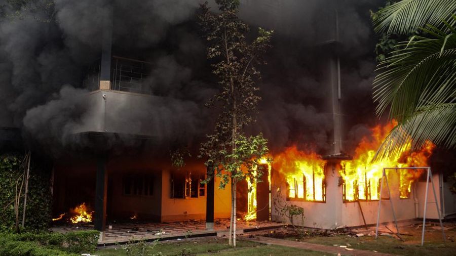 Foto udara ini menunjukkan pengunjuk rasa antipemerintah membakar museum peringatan Bangabandhu di daerah Dhanmondi di Dhaka pada tanggal 5 Agustus 2024. (AFP/FAHAD KAIZER)