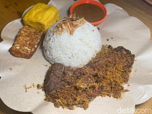 Nasi Uduk Cipete 21: Gurih Harum Nasi Uduk Lauk Paru Goreng Serundeng
