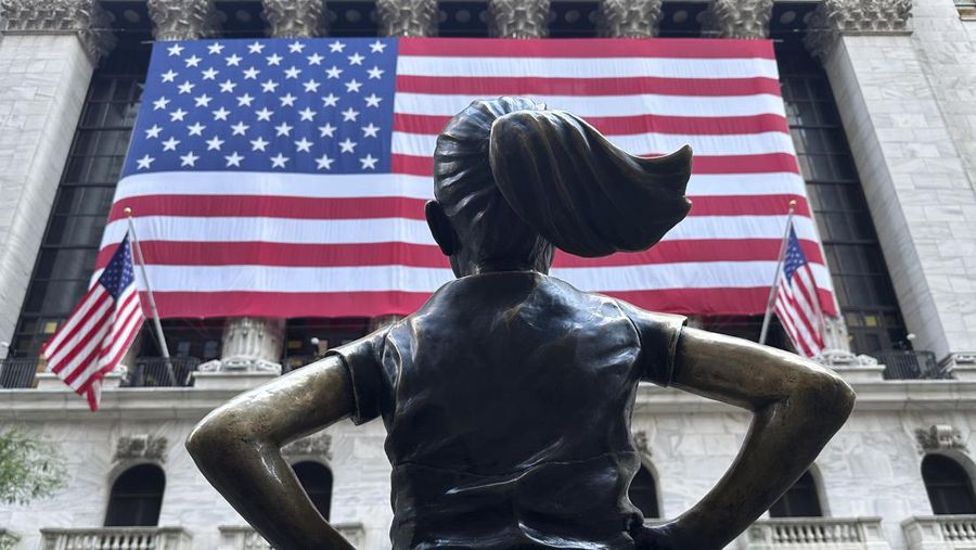 Patung Fearless Girl menghadap Bursa Efek New York pada 2 Juli 2024, di New York. Sebagian besar saham global melemah setelah indeks acuan berakhir lebih tinggi di Wall Street. (AP Photo/Peter Morgan)