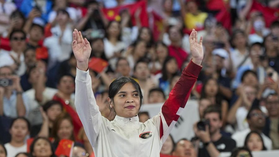 Pebulu tangkis tunggal putri Indonesia Gregoria Mariska Tunjung merayakan kemenangannya di podium setelah meraih medali perunggu di cabang bulu tangkis tunggal putri Olimpiade Musim Panas 2024, Senin, 5 Agustus 2024, di Paris, Prancis. (AP/Kin Cheung)