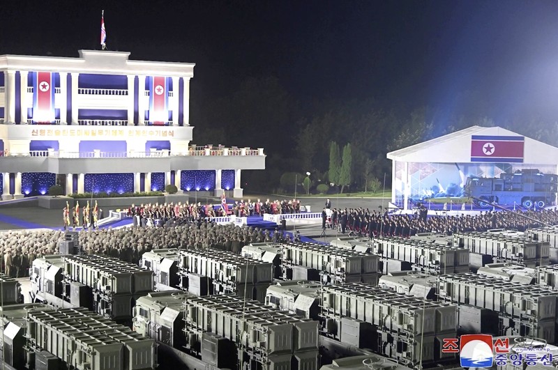Pemimpin Korea Utara Kim Jong Un menghadiri acara seremonial untuk menandai pengiriman rudal balistik taktis baru kepada pasukan negaranya di lokasi yang dirahasiakan di Korea Utara, 4 Agustus 2024 dalam foto yang dirilis oleh Kantor Berita Pusat Korea resmi Korea Utara. (KCNA via REUTERS)
