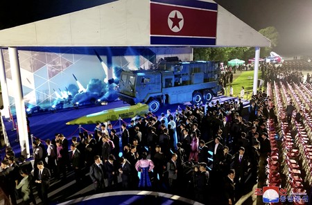 Suasana acara seremonial untuk menandai pengiriman rudal balistik taktis baru kepada pasukan Korea Utara di lokasi yang dirahasiakan di Korea Utara, 4 Agustus 2024. (via REUTERS/KCNA)