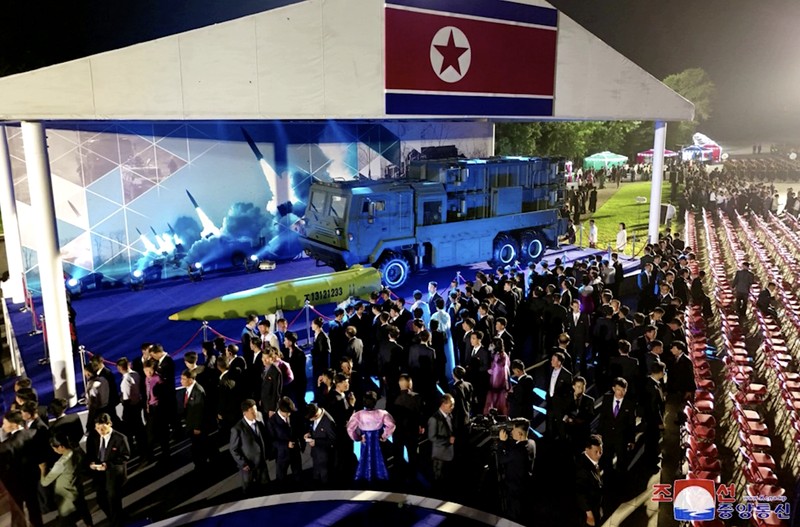 Suasana acara seremonial untuk menandai pengiriman rudal balistik taktis baru kepada pasukan Korea Utara di lokasi yang dirahasiakan di Korea Utara, 4 Agustus 2024. (via REUTERS/KCNA) Suasana acara seremonial untuk menandai pengiriman rudal balistik taktis baru kepada pasukan Korea Utara di lokasi yang dirahasiakan di Korea Utara, 4 Agustus 2024. (via REUTERS/KCNA)
