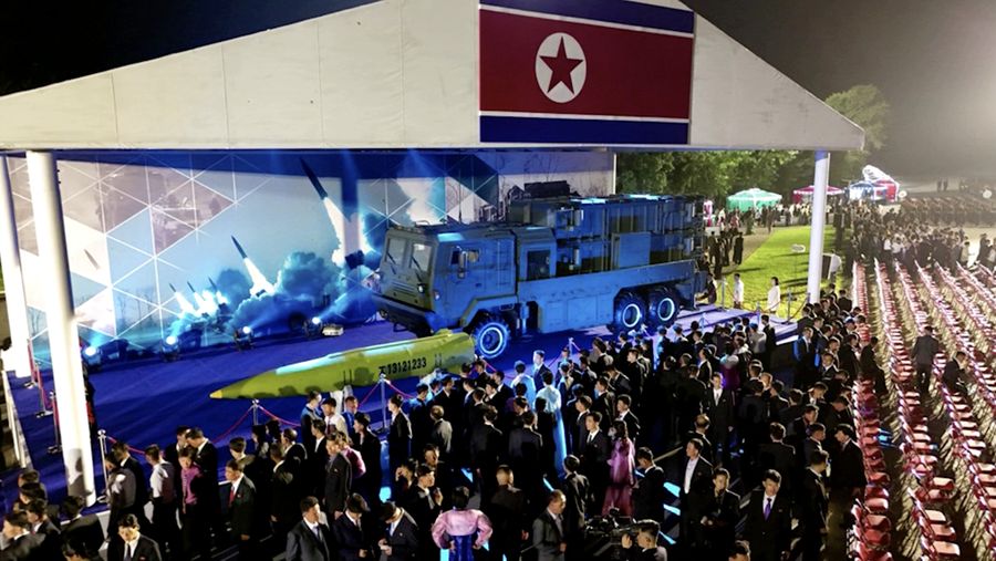 Suasana acara seremonial untuk menandai pengiriman rudal balistik taktis baru kepada pasukan Korea Utara di lokasi yang dirahasiakan di Korea Utara, 4 Agustus 2024. (via REUTERS/KCNA)