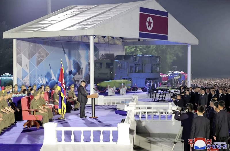 Pemimpin Korea Utara Kim Jong Un menghadiri acara seremonial untuk menandai pengiriman rudal balistik taktis baru kepada pasukan negaranya di lokasi yang dirahasiakan di Korea Utara, 4 Agustus 2024 dalam foto yang dirilis oleh Kantor Berita Pusat Korea resmi Korea Utara. (KCNA via REUTERS)