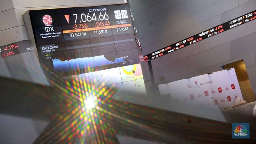 Pengunjung melintas di depan layar pergerakan saham di Bursa Efek Indonesia, Jakarta, Senin (5/8/2024). Koreksi Indeks Harga Saham Gabungan (IHSG) terpantau sudah mencapai 4% pada perdagangan sesi II. (վ/Muhammad Sabki)