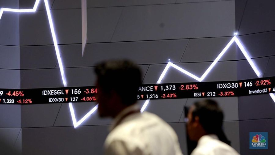 Pengunjung melintas di depan layar pergerakan saham di Bursa Efek Indonesia, Jakarta, Senin, (5/8/2024). Koreksi Indeks Harga Saham Gabungan (IHSG) terpantau sudah mencapai 4% pada perdagangan sesi II. (վ/Muhammad Sabki)