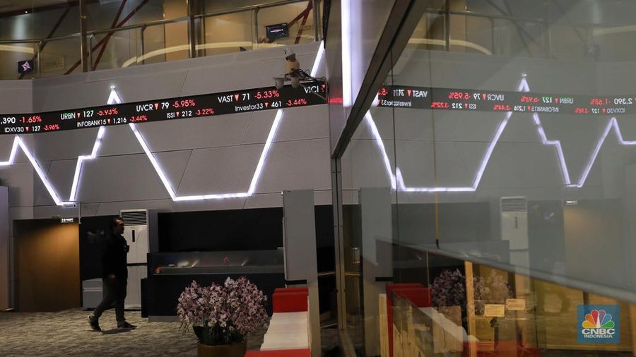Pengunjung melintas di depan layar pergerakan saham di Bursa Efek Indonesia, Jakarta, Senin, (5/8/2024). Koreksi Indeks Harga Saham Gabungan (IHSG) terpantau sudah mencapai 4% pada perdagangan sesi II. (CNBC Indonesia/Muhammad Sabki)