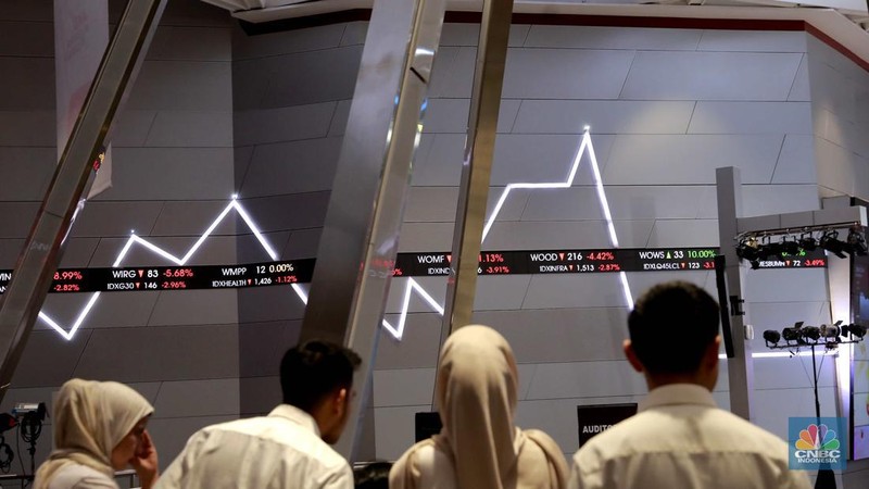 Pengunjung melintas di depan layar pergerakan saham di Bursa Efek Indonesia, Jakarta, Senin (5/8/2024). Koreksi Indeks Harga Saham Gabungan (IHSG) terpantau sudah mencapai 4% pada perdagangan sesi II. (վ/Muhammad Sabki)