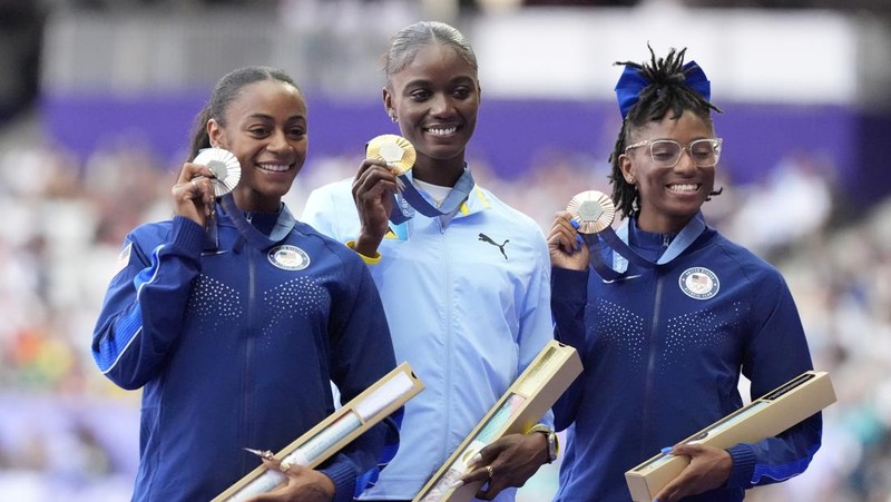 Sha'carri Richardson dari Amerika Serikat, memenangkan babak penyisihan lari 100 meter putri di Olimpiade Musim Panas 2024, Jumat, 2 Agustus 2024, di Saint-Denis, Prancis. (AP Photo/Petr David Josek)