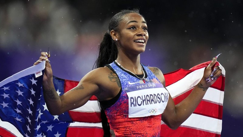 Sha'carri Richardson dari Amerika Serikat, memenangkan babak penyisihan lari 100 meter putri di Olimpiade Musim Panas 2024, Jumat, 2 Agustus 2024, di Saint-Denis, Prancis. (AP Photo/Petr David Josek)