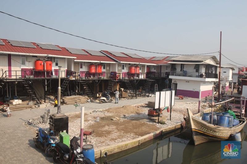 Petugas menyelesaikan pembuatan rumah panggung dan rumah apung di Blok Empang, Muara Angke, Penjaringan, Jakarta Utara, Senin (5/8/2024). (CNBC Indonesia/Muhammad Sabki)