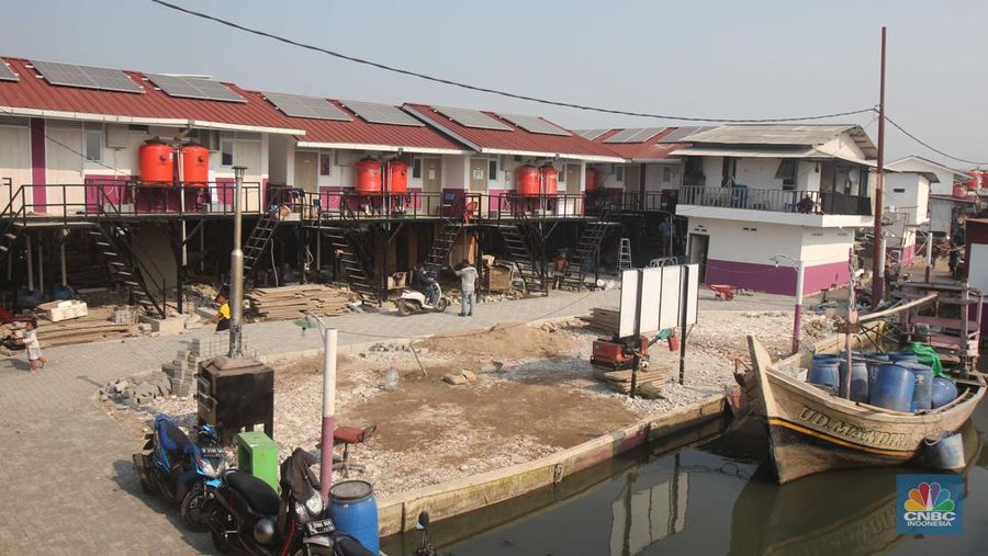 Petugas menyelesaikan pembuatan rumah panggung dan rumah apung di Blok Empang, Muara Angke, Penjaringan, Jakarta Utara, Senin (5/8/2024). (CNBC Indonesia/Muhammad Sabki)