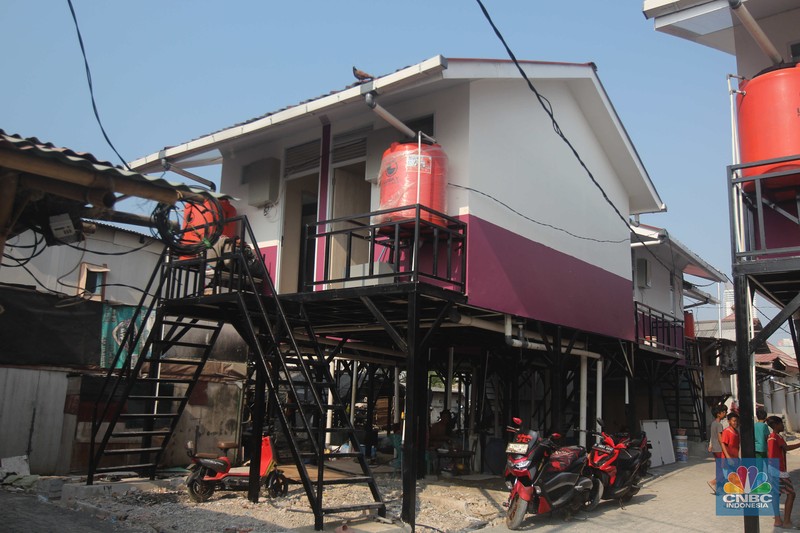 Petugas menyelesaikan pembuatan rumah panggung dan rumah apung di Blok Empang, Muara Angke, Penjaringan, Jakarta Utara, Senin (5/8/2024). (CNBC Indonesia/Muhammad Sabki)