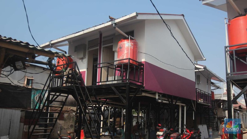 Petugas menyelesaikan pembuatan rumah panggung dan rumah apung di Blok Empang, Muara Angke, Penjaringan, Jakarta Utara, Senin (5/8/2024). (CNBC Indonesia/Muhammad Sabki)