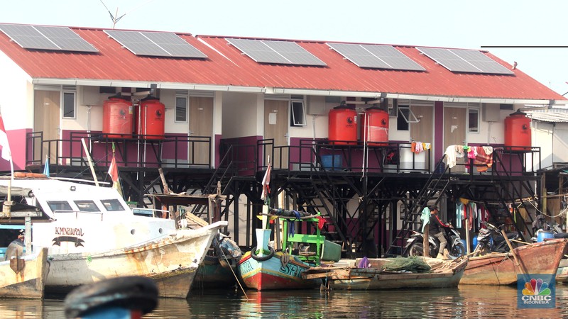 Petugas menyelesaikan pembuatan rumah panggung dan rumah apung di Blok Empang, Muara Angke, Penjaringan, Jakarta Utara, Senin (5/8/2024). Petugas menyelesaikan pembuatan rumah panggung dan rumah apung di Blok Empang, Muara Angke, Penjaringan, Jakarta Utara, Senin (5/8/2024). (CNBC Indonesia/Muhammad Sabki)