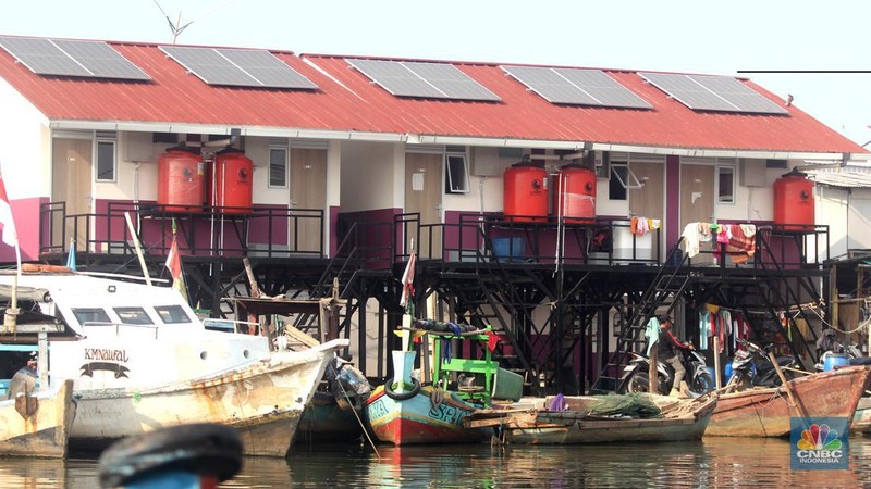 Petugas menyelesaikan pembuatan rumah panggung dan rumah apung di Blok Empang, Muara Angke, Penjaringan, Jakarta Utara, Senin (5/8/2024). (CNBC Indonesia/Muhammad Sabki)