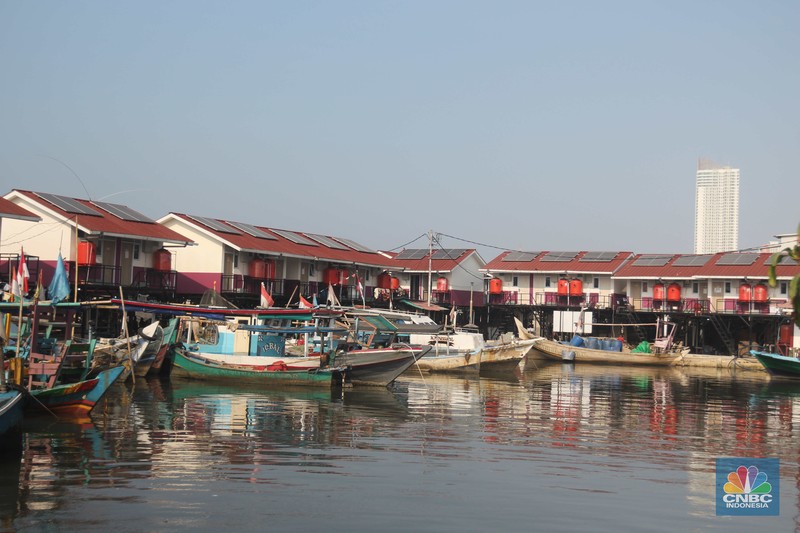 Petugas menyelesaikan pembuatan rumah panggung dan rumah apung di Blok Empang, Muara Angke, Penjaringan, Jakarta Utara, Senin (5/8/2024). Petugas menyelesaikan pembuatan rumah panggung dan rumah apung di Blok Empang, Muara Angke, Penjaringan, Jakarta Utara, Senin (5/8/2024). (CNBC Indonesia/Muhammad Sabki)