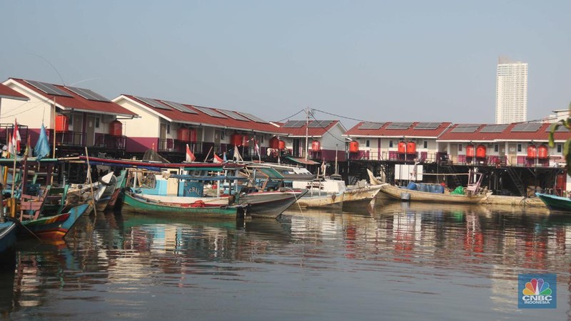 Petugas menyelesaikan pembuatan rumah panggung dan rumah apung di Blok Empang, Muara Angke, Penjaringan, Jakarta Utara, Senin (5/8/2024). (CNBC Indonesia/Muhammad Sabki)