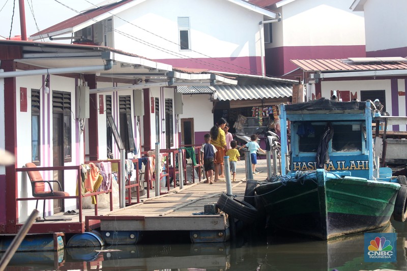 Petugas menyelesaikan pembuatan rumah panggung dan rumah apung di Blok Empang, Muara Angke, Penjaringan, Jakarta Utara, Senin (5/8/2024). Petugas menyelesaikan pembuatan rumah panggung dan rumah apung di Blok Empang, Muara Angke, Penjaringan, Jakarta Utara, Senin (5/8/2024). (CNBC Indonesia/Muhammad Sabki)