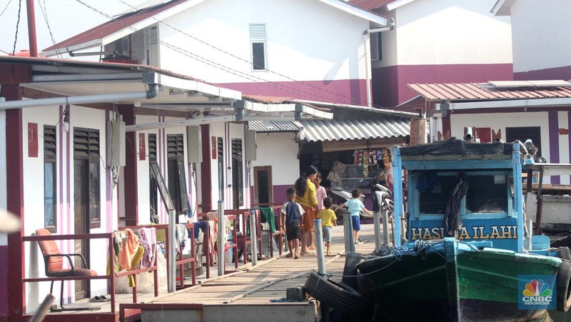 Petugas menyelesaikan pembuatan rumah panggung dan rumah apung di Blok Empang, Muara Angke, Penjaringan, Jakarta Utara, Senin (5/8/2024). (CNBC Indonesia/Muhammad Sabki)