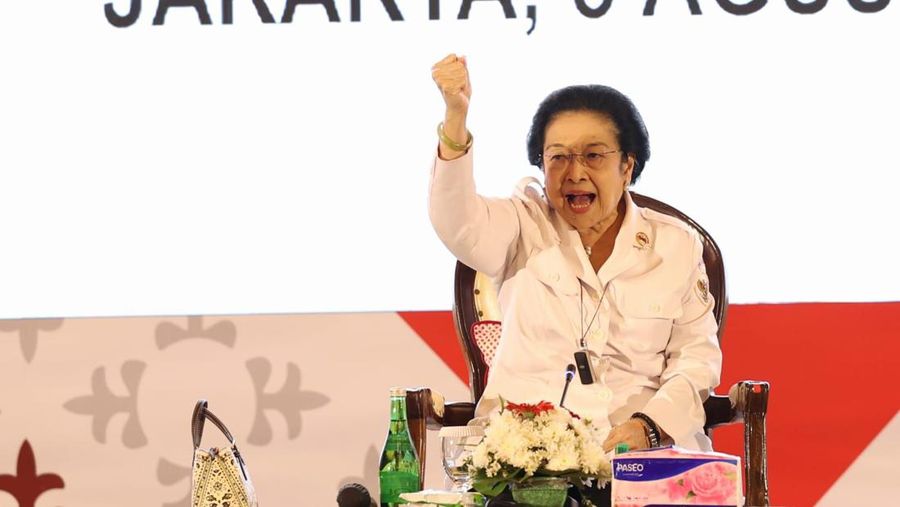 Presiden Kelima Republik Indonesia yang juga Ketua Dewan Pengarah Badan Pembinaan Ideologi Pancasila Megawati Soekarnoputri dalam acara penyerahan duplikat bendera pusaka kepada seluruh kepala daerah se-Indonesia di Balai Samudra, Jakarta, Senin (5/8/2024). (Dok: DPP PDIP)