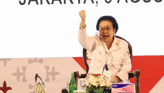 Presiden Kelima Republik Indonesia yang juga Ketua Dewan Pengarah Badan Pembinaan Ideologi Pancasila Megawati Soekarnoputri dalam acara penyerahan duplikat bendera pusaka kepada seluruh kepala daerah se-Indonesia di Balai Samudra, Jakarta, Senin (5/8