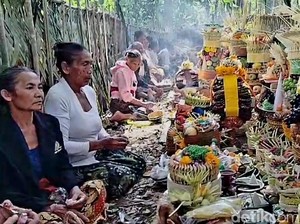 Tradisi Ngasa di Gianyar, Haturkan Sesajen Uang, Perhiasan, hingga Sertifikat