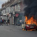 Inggris Chaos! Demonstran Mulai Sweeping Imigran-Teriak Seruan Rasis