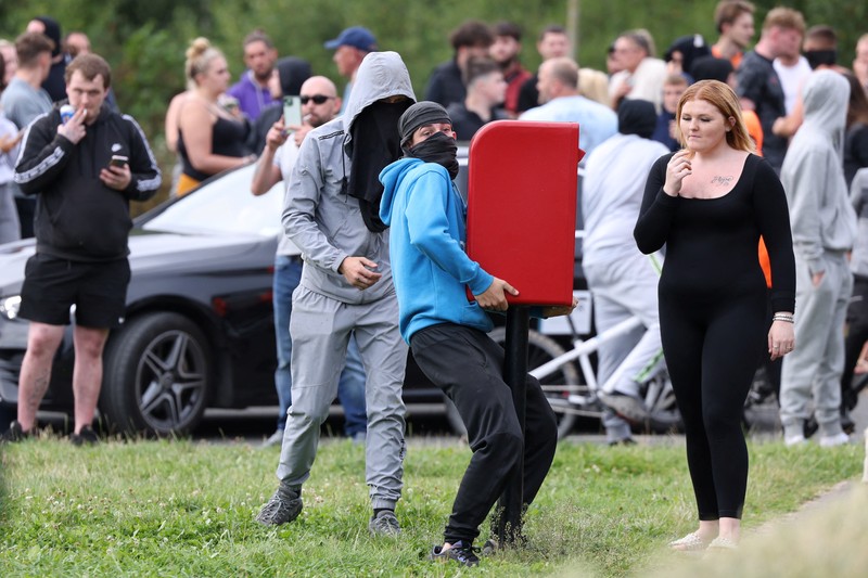 Petugas polisi berdiri di hadapan para demonstran selama protes anti-imigrasi, di Rotherham, Inggris, 4 Agustus 2024. Petugas polisi berdiri di hadapan para demonstran selama protes anti-imigrasi, di Rotherham, Inggris, 4 Agustus 2024. (REUTERS/Hollie Adams)